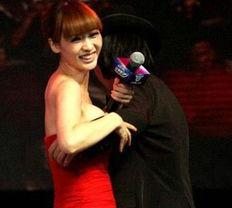 被袭胸揩油的明星