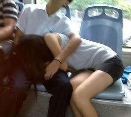 男生摸胸图片,从摸胸图片看人际关系的微妙变化